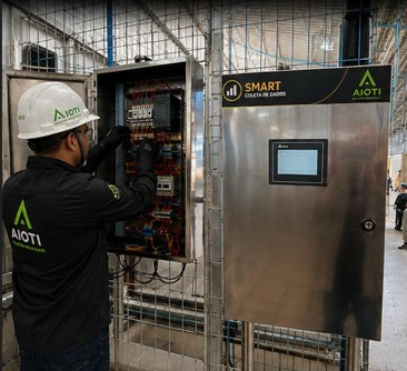 Técnico AIOTI realizando manutenção em painel elétrico industrial